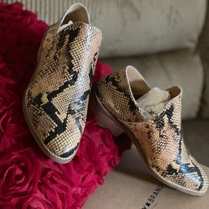 Lucky Brand never worn natural multi snake flats